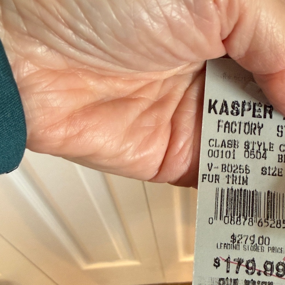 Kasper ASK Wool Black Suit size 10 VTG. NWT. Includes detachable fur collar. - Picture 4 of 11